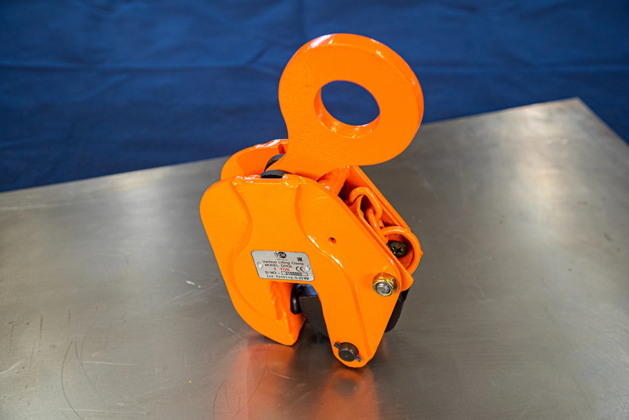 Захват вертикальный TOR DHQL (г/п 1,0 т, лист 0-22 мм)