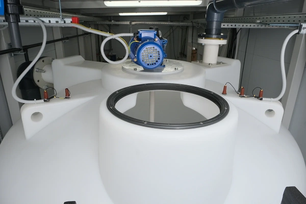 Емкость ЦКТ 3000 л с патрубком 90мм с фланцем под плотность до 1,5 г/см³ белая в обрешетке с лестницей