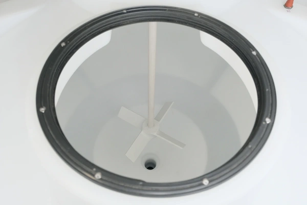 Емкость ЦКТ 3000 л с патрубком 160мм под плотность до 1,5 г/см³ белая в обрешетке с лестницей